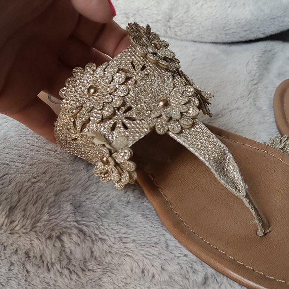 Gold flower sandals - Picture 5 of 9